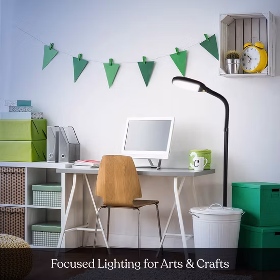 伝統的な背の高い明るい LED スタンディング ライト ソファ読書フロア ランプの後ろに